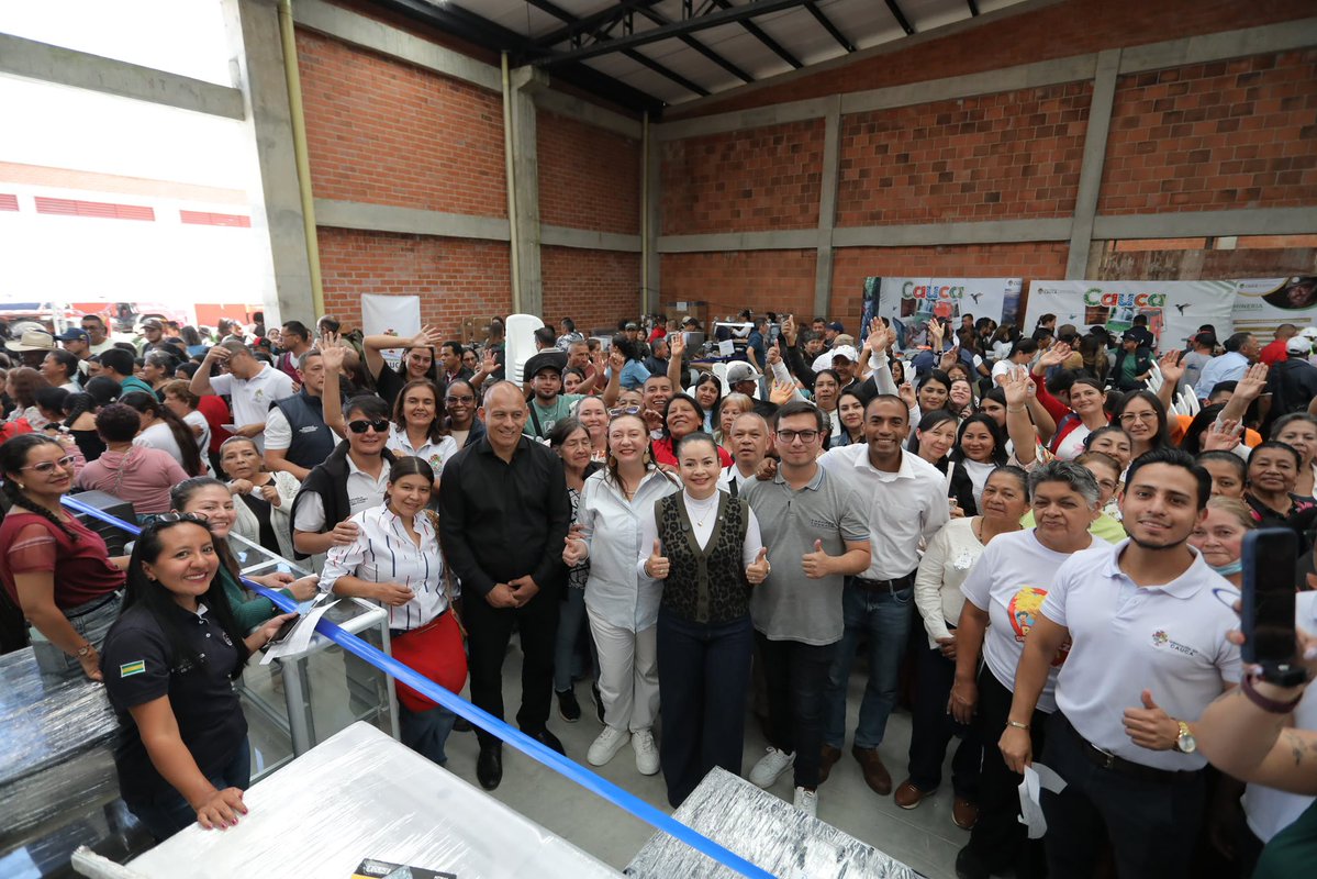 FNDCol's tweet photo. La @GobCauca dio inicio a la entrega de herramientas y equipos industriales destinados a fortalecer a más de 1.000 emprendedores, operadores turísticos y mineros de subsistencia de la región. En esta primera fase, se beneficiaron más de 310 unidades productivas de las subregiones Centro, Occidente y Macizo, abriendo nuevas oportunidades de crecimiento y competitividad para hombres y mujeres que dinamizan la economía local. #TodosSomosRegión