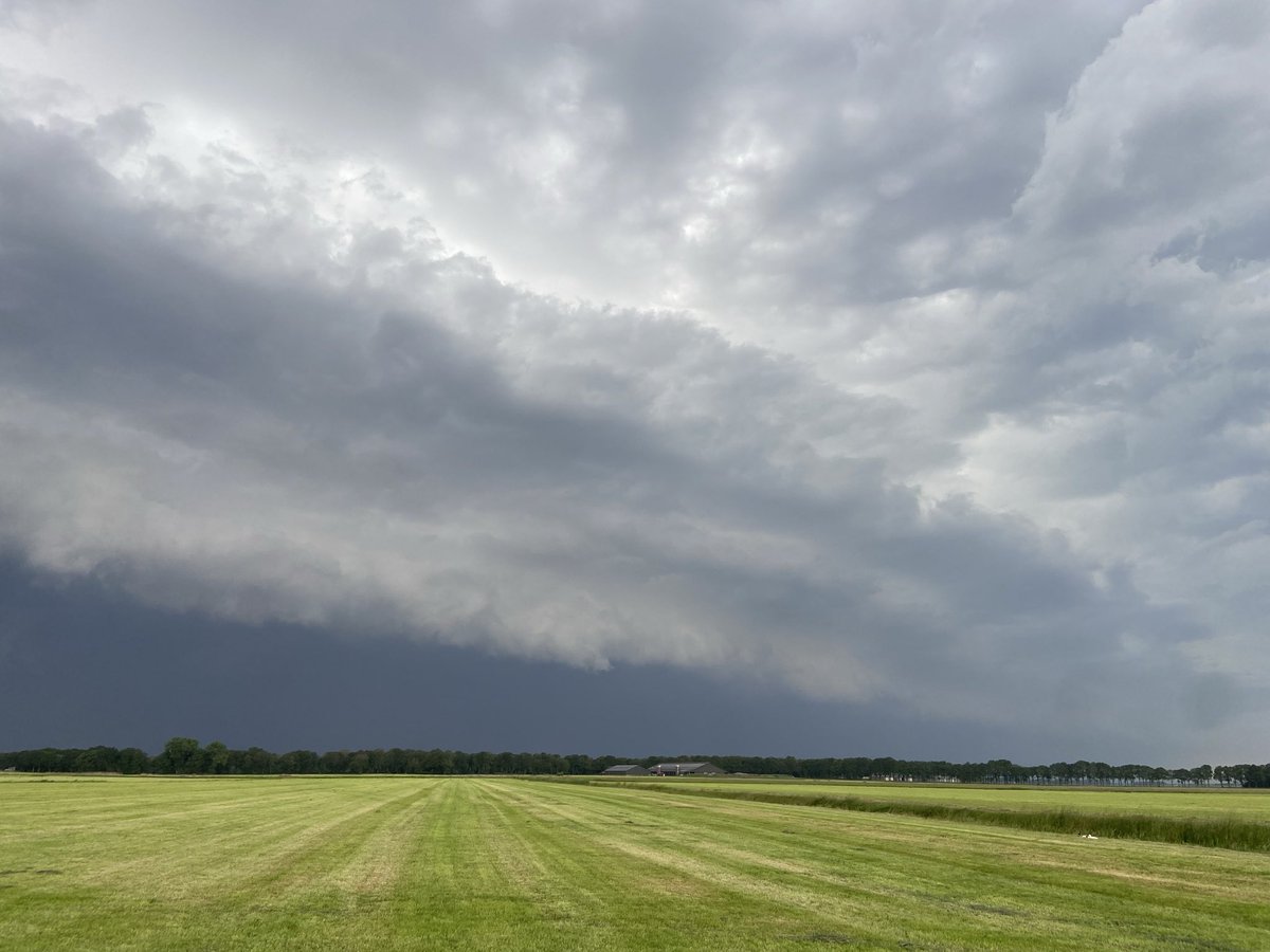 boerinhendrika's tweet photo. Tegen 17 uur kwam er een indrukwekkende #shelf_cloud aan. En daarna… /1 https://t.co/8UvXIDBky4