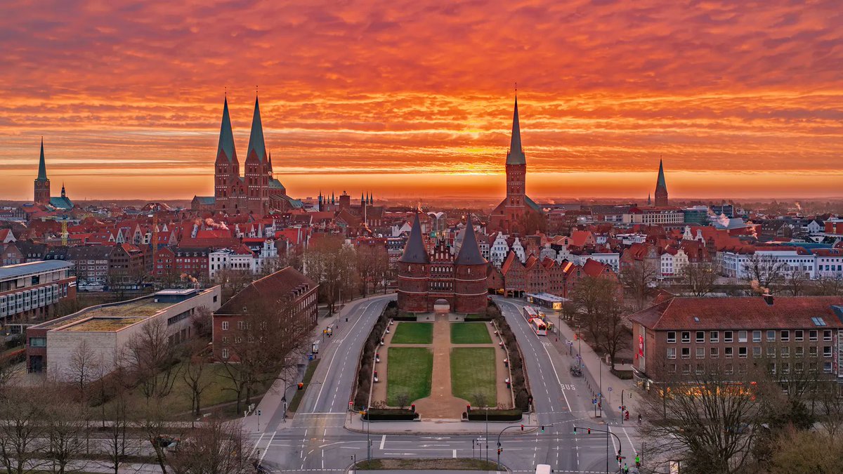 RevTiberius's tweet photo. Wo findet 2027 die jährliche UNESCO-Weltkulturerbekonferenz statt? Ja, meine Leser ahnen es schon, natürlich in #Lübeck. Ein passender Zeitpunkt, denn einige Kirchen und Institutionen der Hansestadt feiern im nächsten Jahr ihr 800-jähriges Jubiläum. https://t.co/pYQAjETbnC