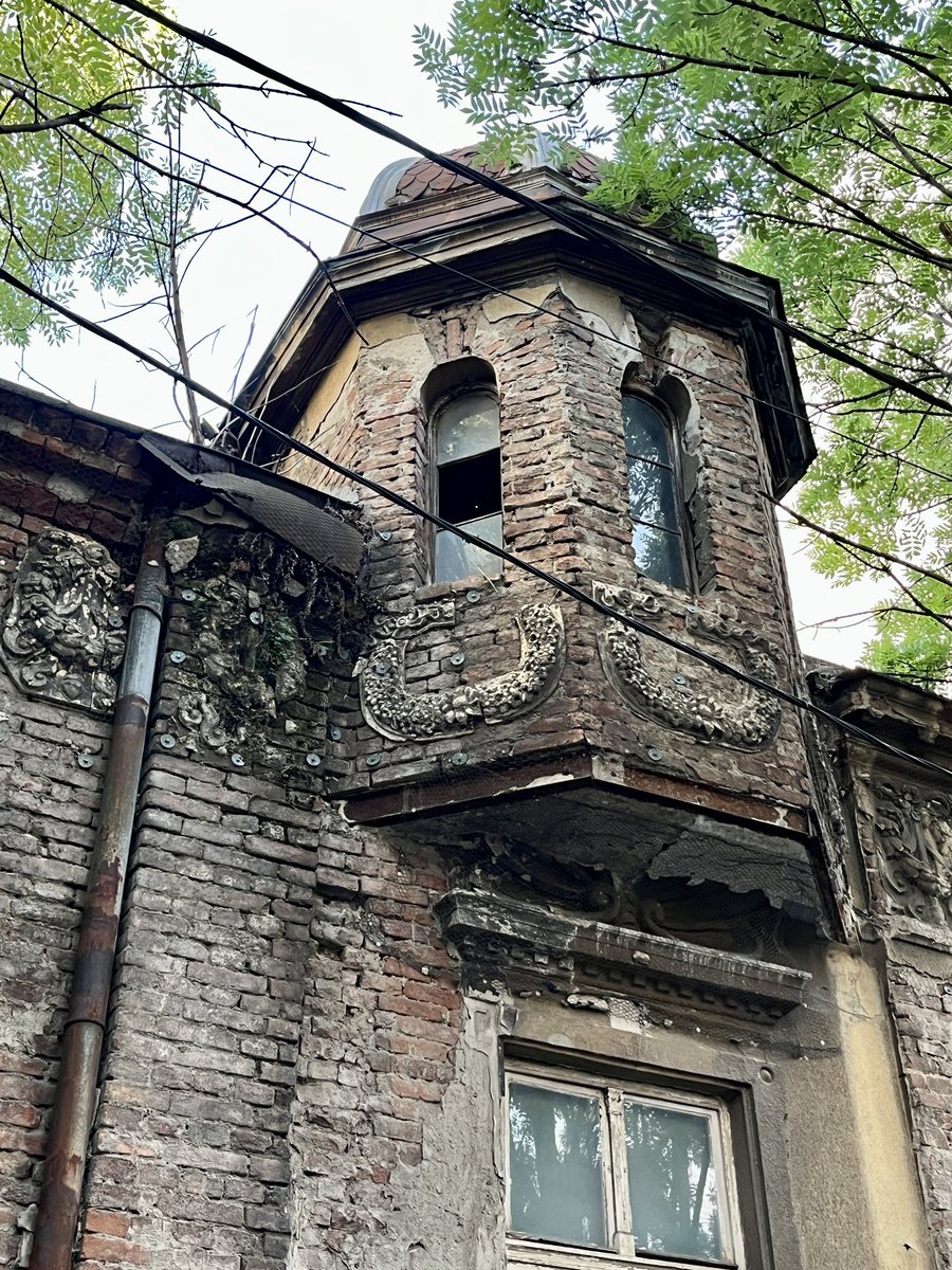 goranpandza's tweet photo. Wow, AI is crushing it! :) I am extremely satisfied with how it renovated this abandoned and dilapidated house in Dorćol. Belgrade has a million diamonds that are decaying. But maybe one day someone will decide to restore them all ✨

#beograd #belgrade #dorcol #iwishyouweremine https://t.co/KtbXLkyVrQ