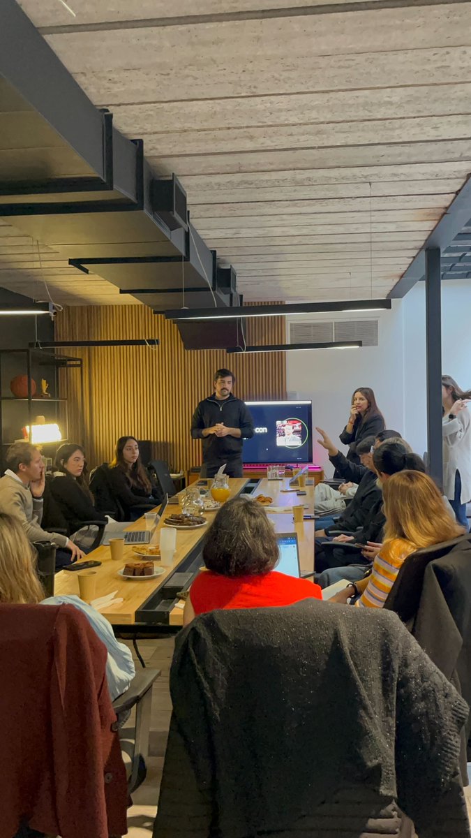 paisanos_io's tweet photo. La IA está transformando el marketing más rápido de lo que la mayoría puede procesar. Entonces, ayer nos juntamos para compartir herramientas y reflexiones para resolverlo.

Volvimos a abrir las puertas de casa para darle lugar al CMO AI-Update: un encuentro cerrado que organizamos junto a @FardoAI y @blumie_io para hablar de cómo la IA está cambiando el marketing hoy.

En dos horas pasamos por estrategia, producto y posicionamiento. Hablamos de cómo la IA empieza a influir antes del clic, de cómo se reconfigura la relación entre marca y datos, y de cómo usar herramientas como Claude para tomar mejores decisiones.

Slides más tarde, los participantes abrieron debate e inlcuso algunos se quedaron a hacer cowork en la ofi. Gracias a todos por venir, nos vemos la próxima 🚀
