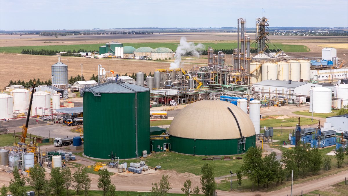 MinSPcba's tweet photo. 🌎 La sostenibilidad, la eficiencia energética y las nuevas tecnologías ya forman parte de los desafíos estratégicos para el desarrollo industrial y logístico de la provincia.

📍Estos temas serán protagonistas en la Expo Parques Industriales Córdoba 2026, que se realizará el 16 y 17 de septiembre en Infinito Arena.

#HacerParaCrecer