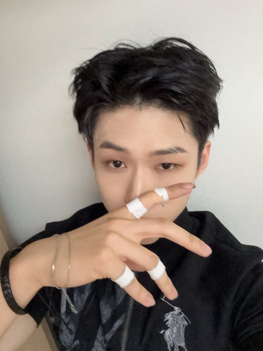 YOUNITE_twt's tweet photo. 막방까지 달려보자구~💪💪

#DEY #데이 https://t.co/uYoUqiXv7O