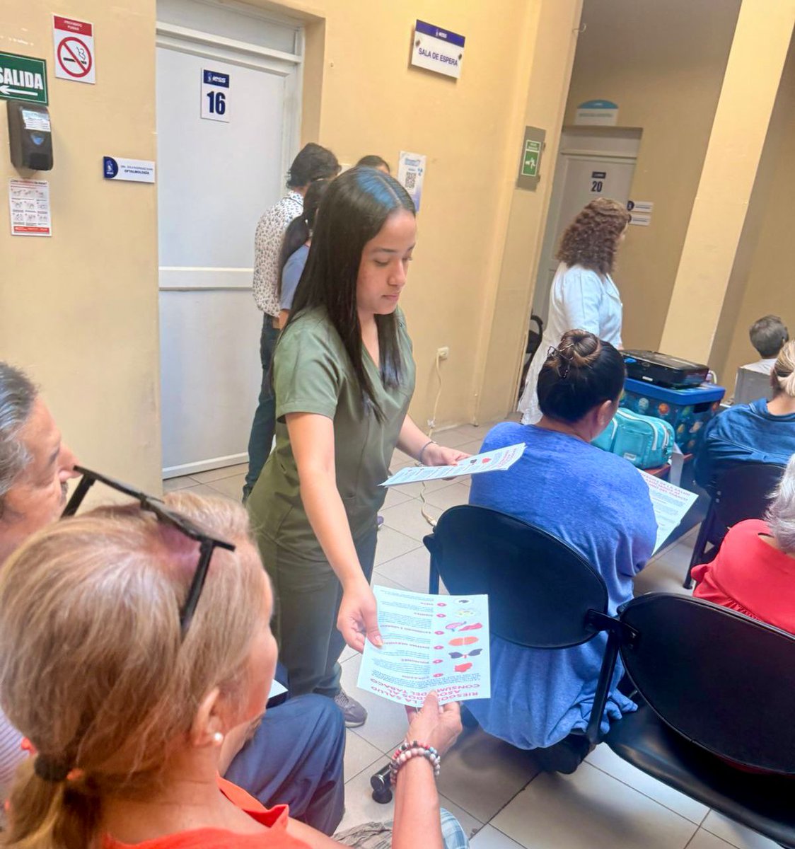 IESSGuayas's tweet photo. En el marco del Día Mundial Sin #Tabaco, el 🏥Hospital del Día Norte Tarqui y el Centro de Especialidades Letamendi del @IESSGuayas desarrollaron charlas informativas para concienciar a los usuarios sobre los riesgos del tabaquismo y promover entornos saludables 🚭 https://t.co/X4v8U6maTN