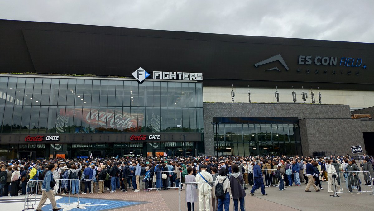 zc33swift's tweet photo. 2daysエスコンなう⚾️
今日はジャイアンツ多かった。 https://t.co/MqkEPc2vOn