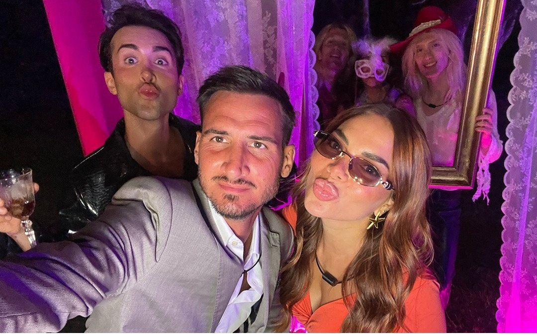 HopeSlash's tweet photo. Il fatto che il Musazzi l'80% delle volte che lo vediamo è lì che parla, scherza, ride, cerca di aiutare, batte il 5, sogna, flirta con Gianmarco Zagato e Nicole Pallado, quando quest'ultima anni fa lo ha pure querelato, mi fa scassare.
Questa foto non me l'aspettavo
#the50 https://t.co/K8x6bpKzlo