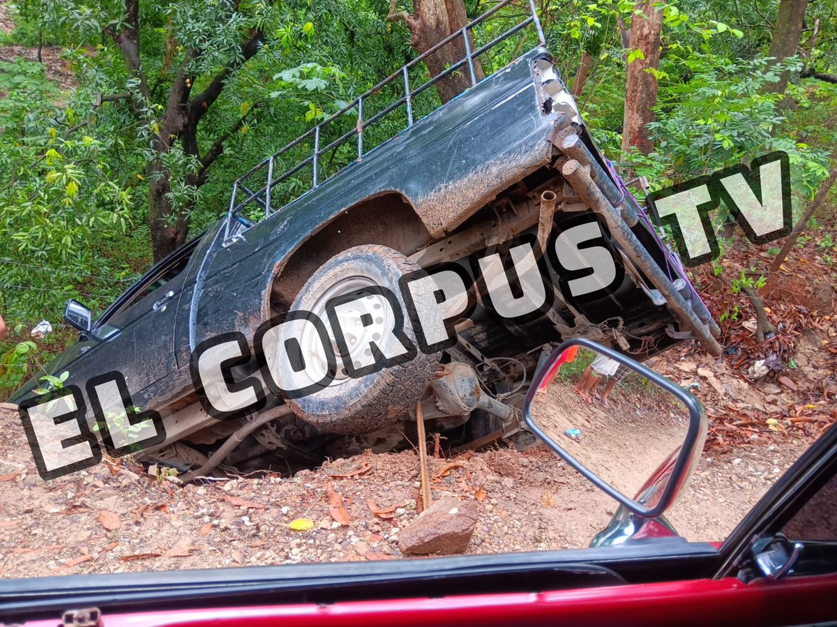elcorpustv's tweet photo. 🚨ÚLTIMA HORA🚨
Accidente por Tablones Arriba, Santa Ana de Yusguare este vehículo cae en una cuneta.

El nombre del conductor Santos Ramírez fue trasladado al Hospital General del Sur, aún desconocemos lo sucedido esto es una Noticia en Desarrollo…

#ELCORPUSTV https://t.co/7MLprWmZLE