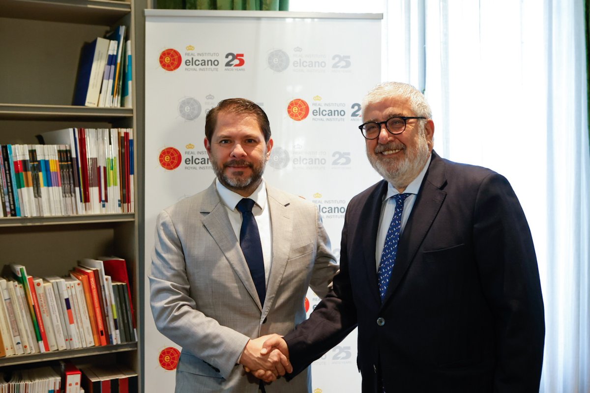rielcano's tweet photo. El senador estadounidense @SenRubenGallego nos ha visitado hoy para un productivo encuentro de trabajo en el que se han abordado las relaciones transatlánticas y los retos internacionales compartidos de Estados Unidos, Europa y España.
⤵️ Más info:
https://t.co/fQ1rLtBKKo https://t.co/IhCRaEZvEZ