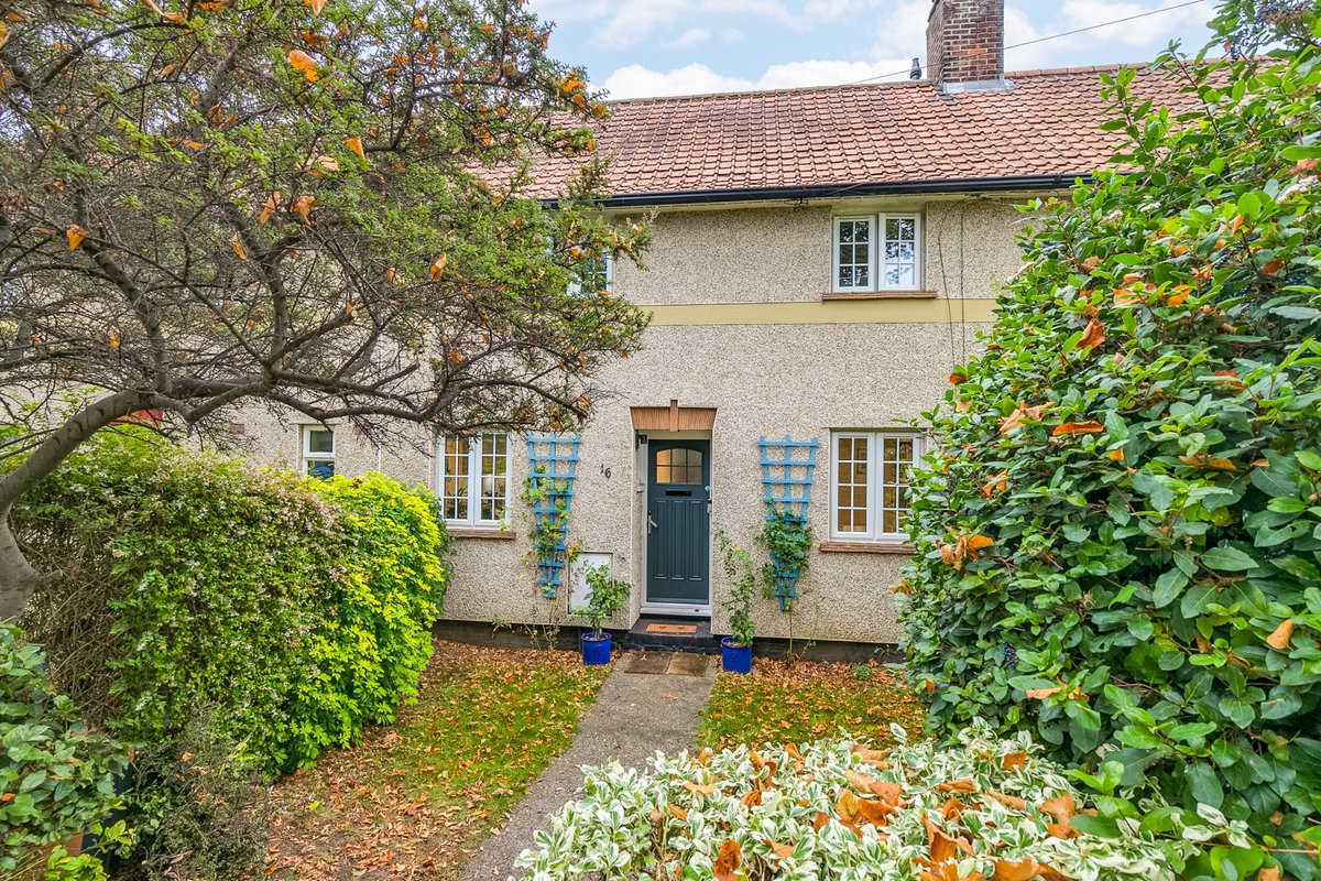 charterwhyman's tweet photo. 🏡 NEW TO THE MARKET | Charming Extended Garden City Cottage with Stunning 80ft Garden

Guide Price: £375,000
📍Spring Road, Letchworth Garden City

A beautifully updated and extended double-fronted Garden City cottage, perfectly blending character charm with modern living ✨ https://t.co/6NjXR2O0KX