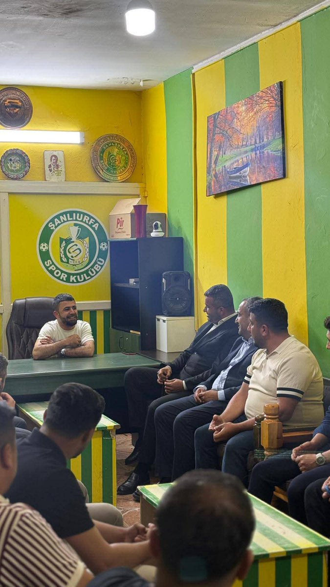 Sanli_Genclik's tweet photo. Şanlıurfaspor külüb başkan adayı Sayın Hasan Avcı derneğimizi ziyaret etti. 
Şanlı Gençlik Taraftarlar derneği olarak başarılar dileriz. 
Kazanan ŞANLIURFASPOR Olsun.
@Sanliurfaspor @ismailReis6363 @abuzeravc2 @HasanAvc1059075 @hasansildak @sanliurfabld https://t.co/eLVaDmv1vt