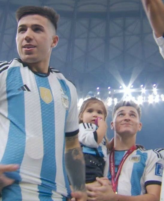 _we_all_float_'s tweet photo. Oli: "Me gusta River porque jugaba Julián, porque es mi amigo desde pequeña. Cuando jugo el mundial 2022 con mi papá, contra mexico, yo era chiquita y él me hizo upa" 
se adoran y ahora van a vivir otro mundial juntos 😭🤍 https://t.co/4dZPauu4dT