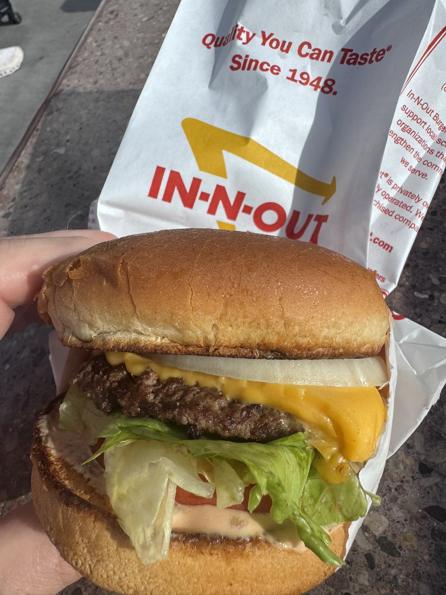 doublebo7's tweet photo. Never again @innoutburger_ after the worst cheeseburger. Cold and toasted bun the texture of cardboard , how can you get it so wrong?🤮 https://t.co/TicRstQniv