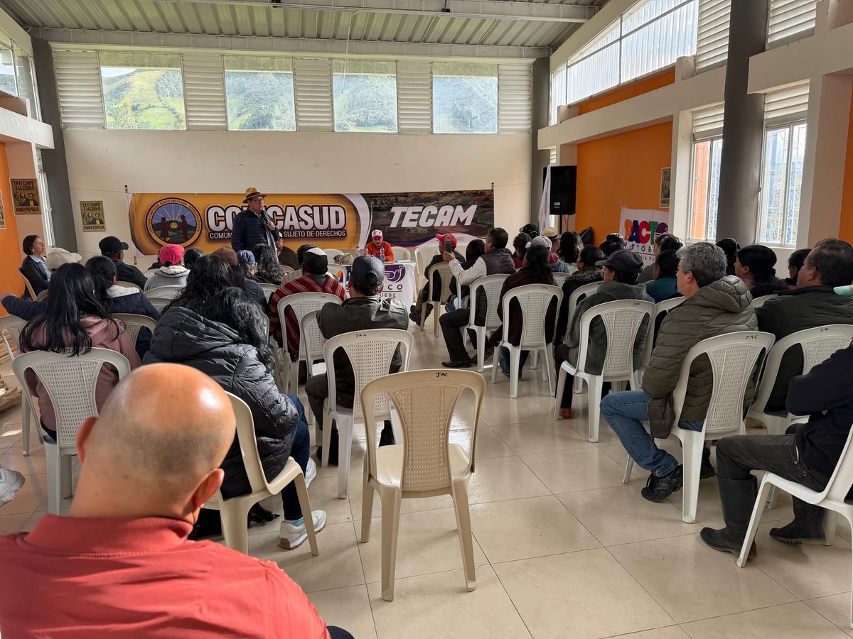 RobertDazaG's tweet photo. 🌱🚜 Estuvimos reunidos con las y los campesinos del corregimiento de San Fernando, compartiendo información sobre el Territorio Campesino Agroalimentario #TECAM del corredor oriental de #Pasto, #Nariño.
✊🌾 Además, dialogamos sobre las acciones necesarias para garantizar la vida digna del campesinado y fortalecer las garantías de las nuevas territorialidades que han venido avanzando durante este gobierno.
🌿🤝 ¡Para que el campesinado avance, este 31 de mayo votamos por @IvanCepedaCast Presidente! 🇨🇴🔥
#IvánCepedaPresidente #Campesinado #TerritorioCampesino #SoberaníaAlimentaria #Colombia #CambioSocial #CampoColombiano #JusticiaSocial 🌱