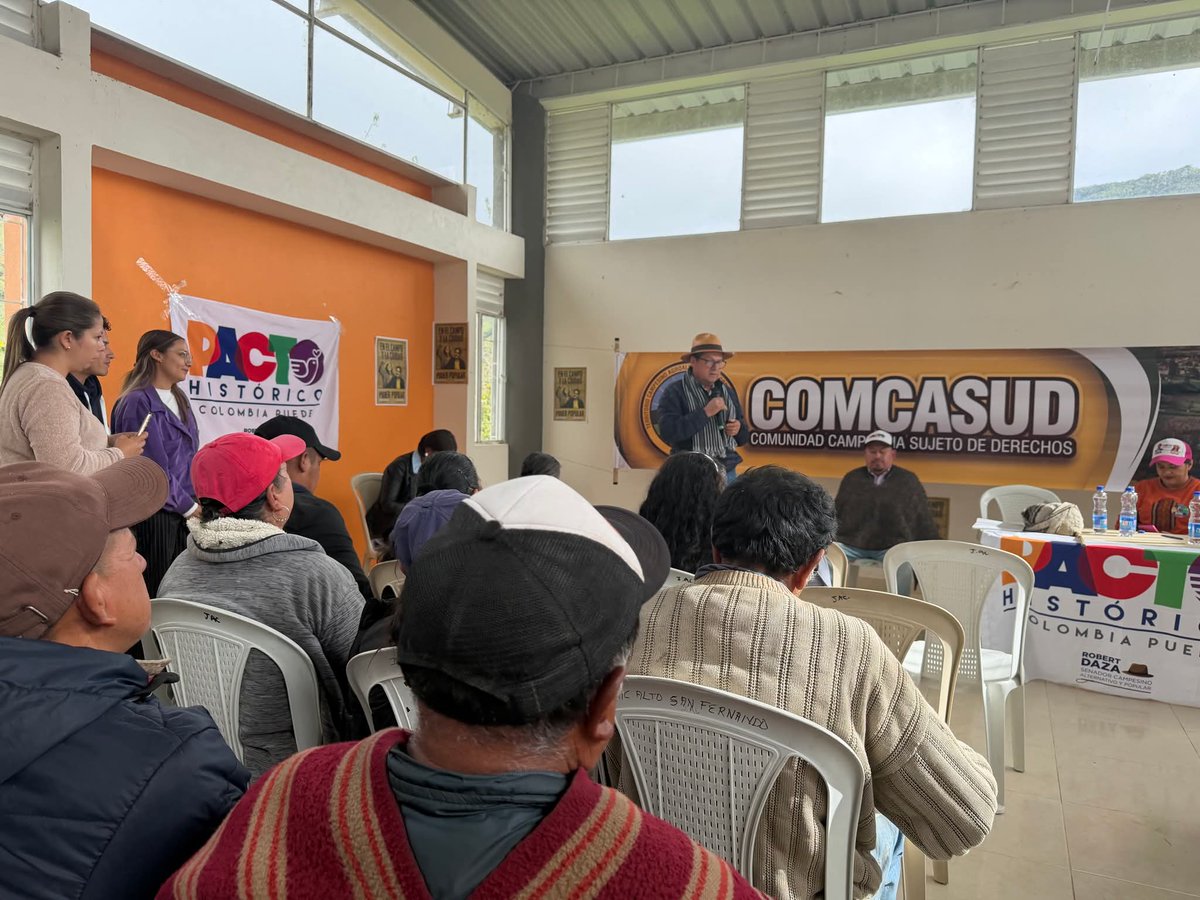 RobertDazaG's tweet photo. 🌱🚜 Estuvimos reunidos con las y los campesinos del corregimiento de San Fernando, compartiendo información sobre el Territorio Campesino Agroalimentario #TECAM del corredor oriental de #Pasto, #Nariño.
✊🌾 Además, dialogamos sobre las acciones necesarias para garantizar la vida digna del campesinado y fortalecer las garantías de las nuevas territorialidades que han venido avanzando durante este gobierno.
🌿🤝 ¡Para que el campesinado avance, este 31 de mayo votamos por @IvanCepedaCast Presidente! 🇨🇴🔥
#IvánCepedaPresidente #Campesinado #TerritorioCampesino #SoberaníaAlimentaria #Colombia #CambioSocial #CampoColombiano #JusticiaSocial 🌱