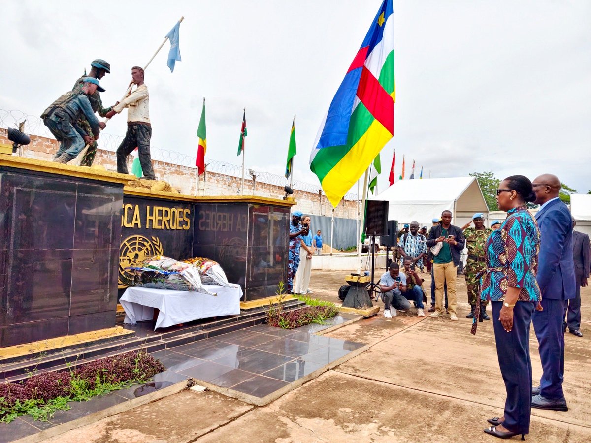 UN_CAR's tweet photo. La Journée internationale des Casques bleus a été célébrée ce matin à Bangui sous le thème de « Investir dans la paix : Consolider et préserver les acquis de la paix » en Centrafrique. 

#InvestInPeace #PKDay #Ensemble🇺🇳🇨🇫 https://t.co/SjlYxxhLQ2