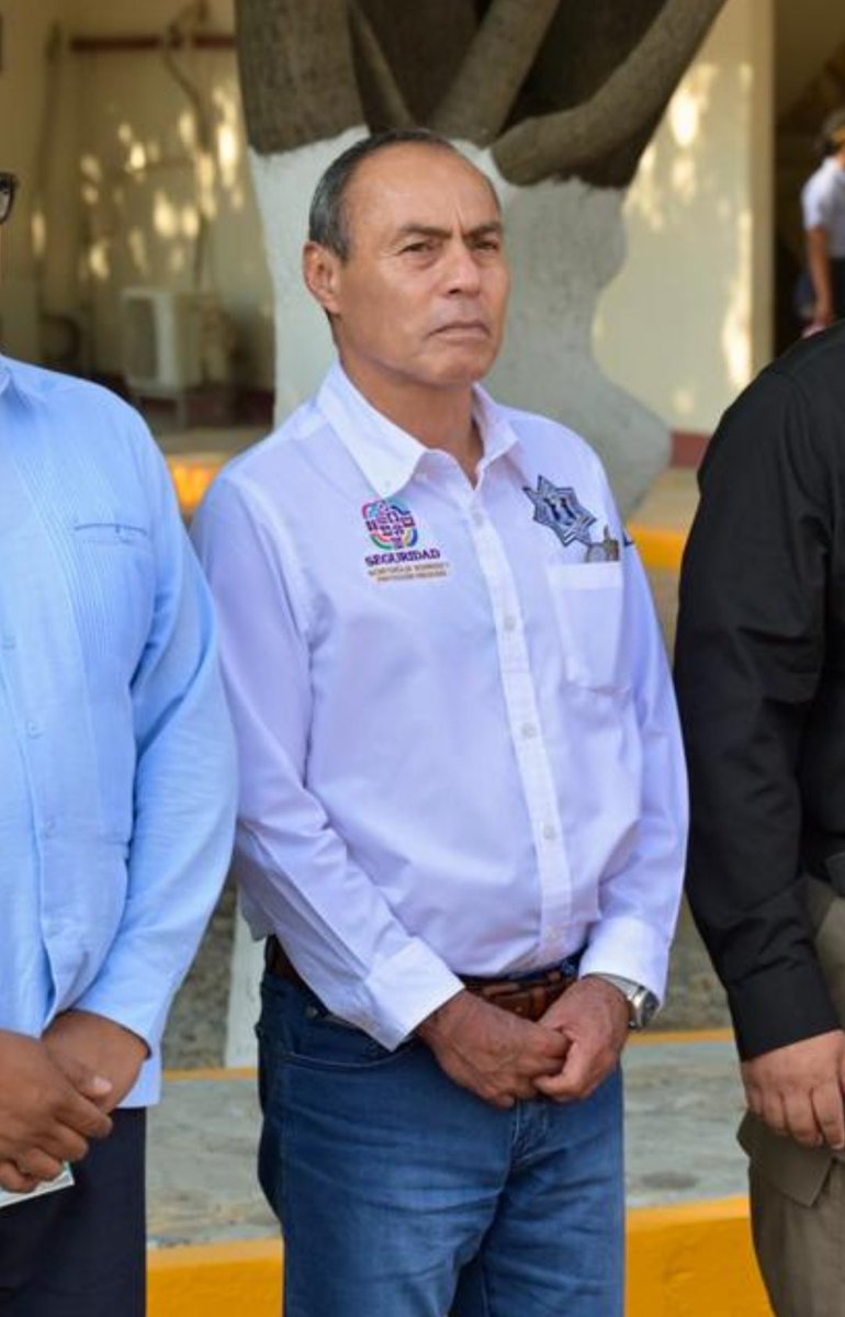 Replica_Tweets's tweet photo. Caso #Mitla #oaxaca
El marinelo de la @SSPC_GobOax desconocía que tenía policías comisionados en #mitla
Los policías de #Mitla no tienen certificación #C3 y eso que @KarinaBaronO decía que estaban en orden
Quien disparó no fue el edil 🤡🤡🤡🤡 https://t.co/KV20SvvQB3