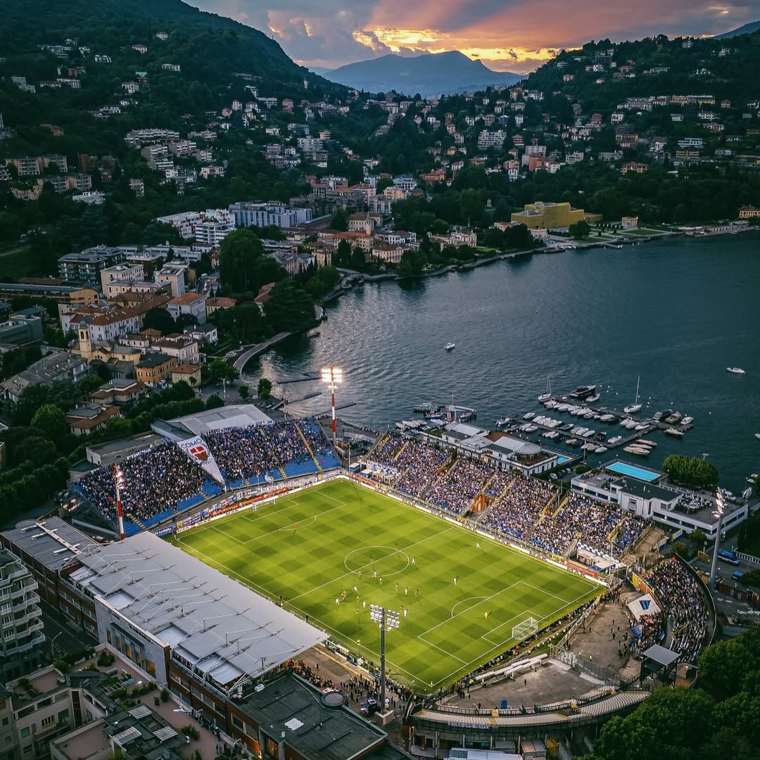 idextratime's tweet photo. 🚨 JUST IN : Stadio Giuseppe Sinigaglia milik Como 1907 belum memenuhi standar UEFA untuk pertandingan kandang Liga Champions musim 2026/27.

Namun Como gerak cepat dengan langsung melakukan renovasi begitu usai memainkan pertandingan kandang terakhirnya musim ini 

Como diperkirakan akan menggunakan kandang milik Sassuolo, Mapei Stadium untuk laga-laga kandang awal di Liga Champions. 

Como berharap bisa kembali ke stadion sendiri setelah renovasi selesai di pertengahan musim.

📝 @talkSPORT