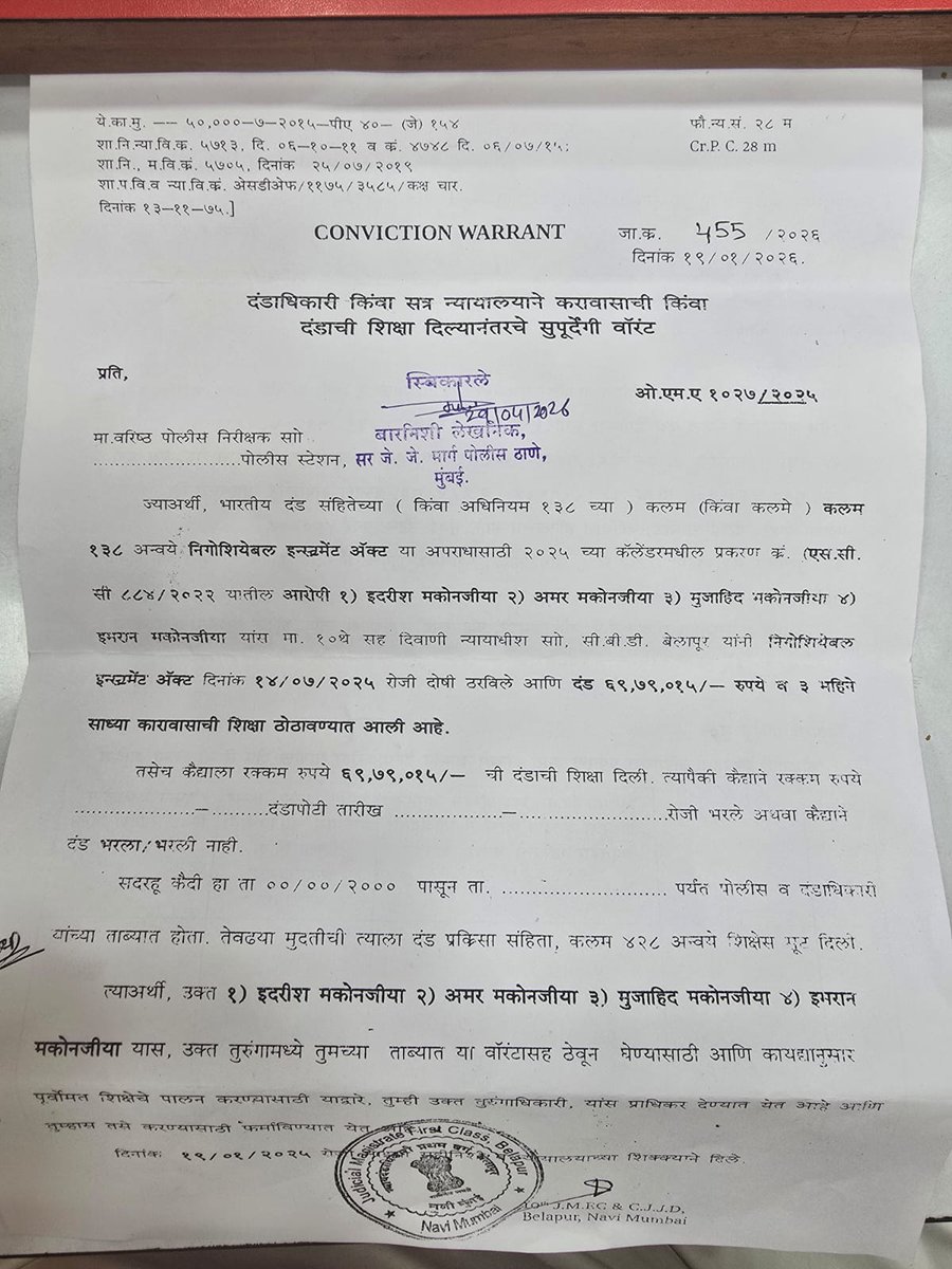 DeshmukhSharif's tweet photo. @HomeministerAmitShah @CMOMaharashtra @dcmeknathshinde @MumbaiPolice @CPMumbaiPolice @addibankawle @dcpkalwaniya हे दोन्ही आरोपी भेंडी बाजारात त्यांच्या दुकानावर बसले असताना सुद्धा, जे जे पोलीस स्टेशन त्यांच्यावरती का कारवाई का करत नाही. पाणी कुठे मुरतंय याचे उत्तर मिळेल का? https://t.co/1F3LaaMu90