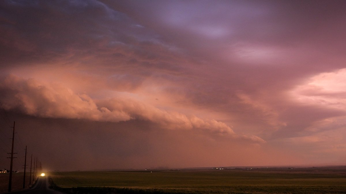 SeattleWXGuy's tweet photo. Massive wall of Dust arrives with Shelf Cloud and Severe Thunderstorm Packing 70+mph winds as it races across Eastern Washington at Sunset near Stratford, WA 
May 28th, 2026 #SevereWeather https://t.co/5CTwN2EoKj