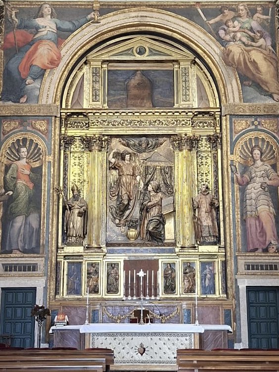 Las_Edades's tweet photo. La próxima semana volveremos a subirla al ático del retablo, el lugar desde donde preside el templo, así que  si tienes oportunidad es el momento de poder ver una gran obra de arte muy de cerca. https://t.co/1O0xnXapRo