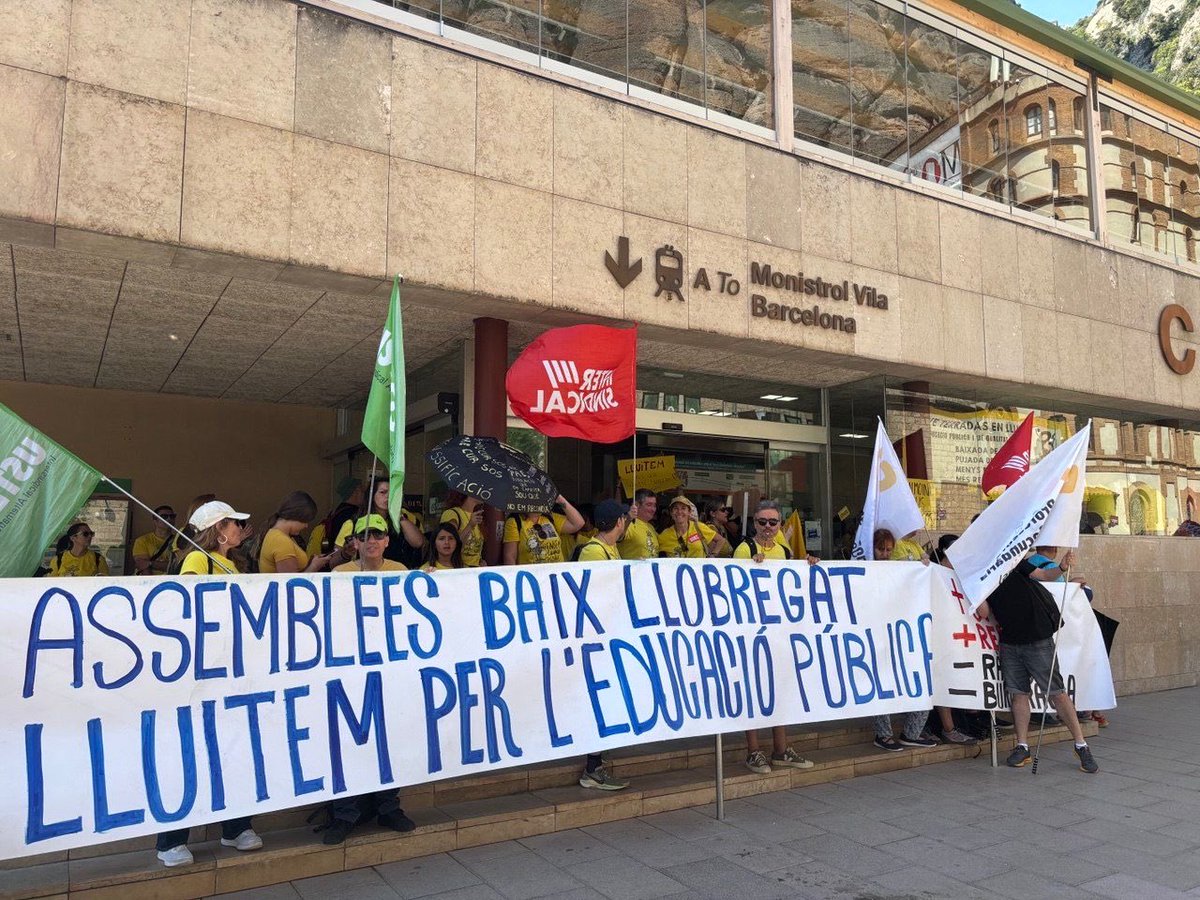 ERC_BaixLlobreg's tweet photo. ✊ Tot el suport als docents del Baix Llobregat que avui han fet vaga per defensar una educació pública de qualitat, inclusiva i en català. https://t.co/ZB6un1oDlF