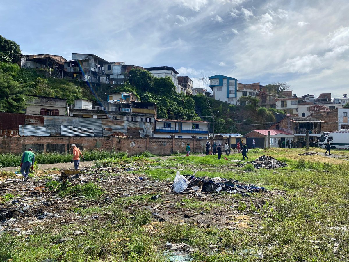 EPAESP's tweet photo. ¡Armenia más bonita! 🤩 

Continuamos apoyando las acciones de la Alcaldía de Armenia para recuperar el sector de La Antigua Estación y generar espacios limpios y seguros. ✅🫶🏾 https://t.co/RrOEfpTUJ3