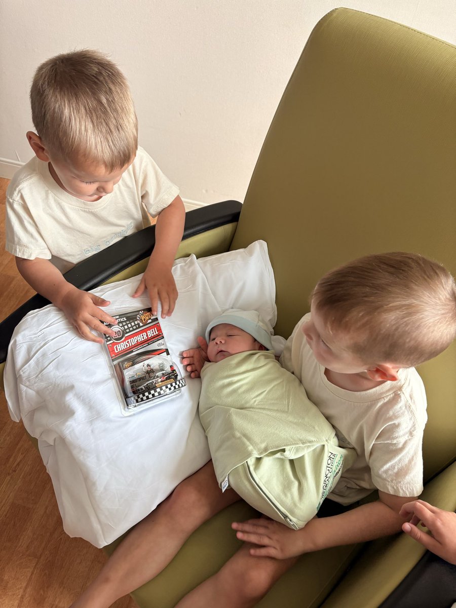 WLynchSC's tweet photo. Big brothers bringing by a their new little brother his first race car. I guess we now have a @JoeGibbsRacing @CBellRacing fan in the family. 

Let’s see if he can pull off a win at @NashvilleSuperS! @CrackerBarrel https://t.co/YKna3Hq4CZ