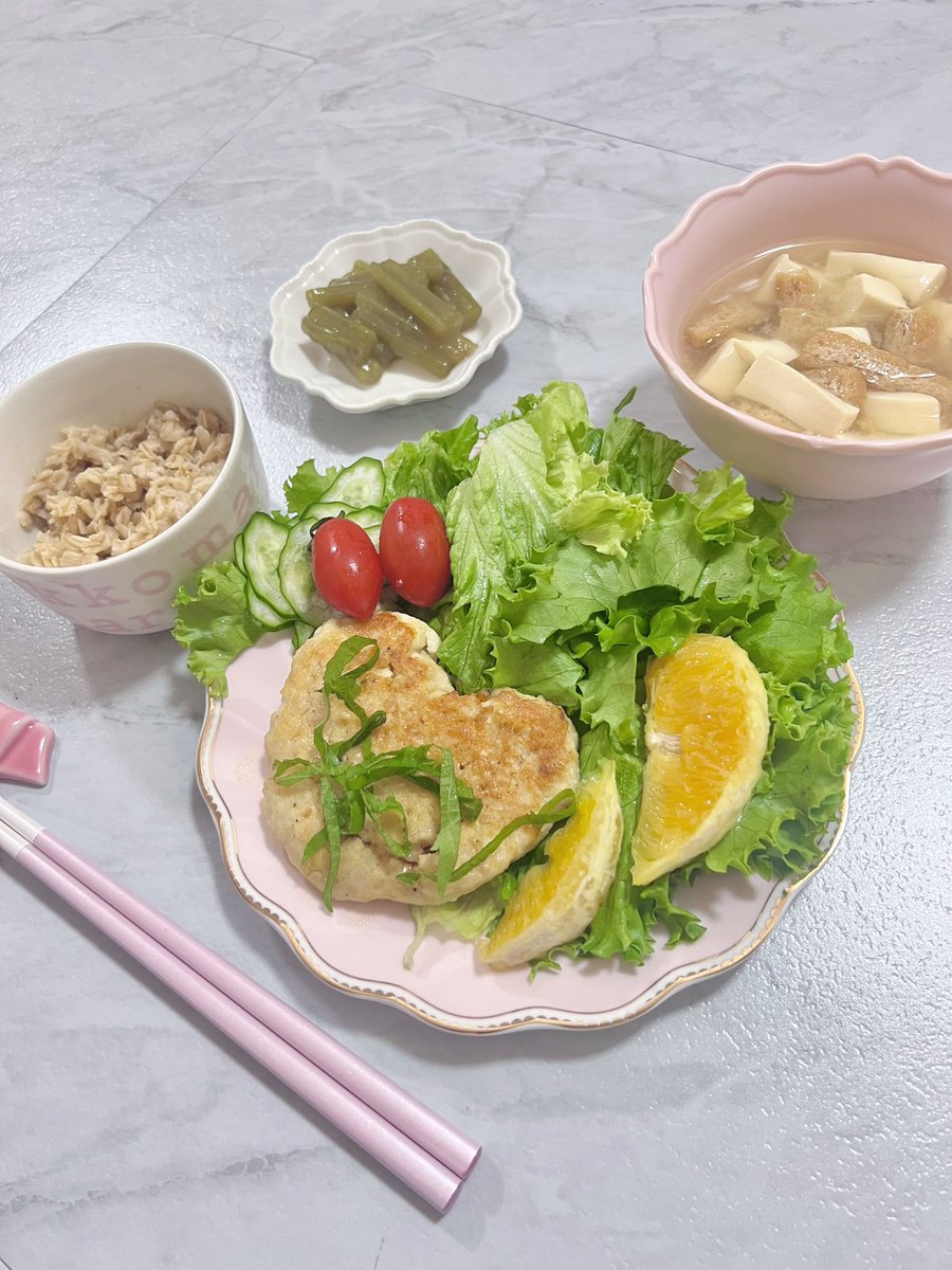colachandayo's tweet photo. 豆腐ハンバーグ(ㆁヮㆁ*)🎀
ハート型にした💖💖

ふきはじめて下処理したけど面倒くさすぎて次から水煮買うかも🥹

#自炊  #自炊記録  #おうちごはん https://t.co/hHDJLwKBOJ