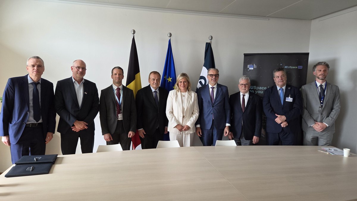 defis_eu's tweet photo. 🇪🇺 Good news for #EUSpace!
@TimoPesonen1 signed two agreements with @AschbacherJosef @esa &amp; BE Minister, Vanessa Matz:
🔹EU owns RED-1 TTC antenna, critical for #Galileo
🔹 It stays at ESA ESEC (Redu 🇧🇪)
Galileo = European independence in navigation.
🔗 https://t.co/dYDl9Er5Ew https://t.co/BBCpslGyXI