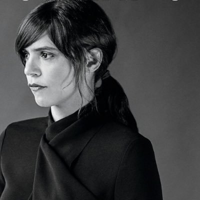 CulturaUNAM's tweet photo. 📖✍️¡Valeria Luiselli estará en casa! En charla con  Gabriela Jauregui (@surplusera), presentará su libro Principio, medio, fin, que reflexiona sobre la escritura, la memoria y la experiencia contemporánea. 

📅Martes 2 de junio | 7 pm | @casulunam 
Entrada libre | Cupo limitado
https://t.co/6Czq5KUnLk

📷X @ValeriaLuiselli