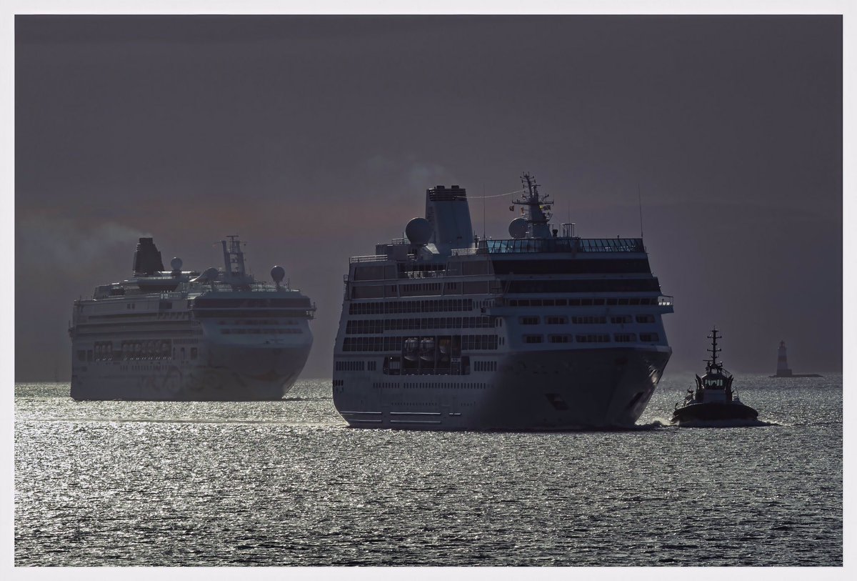 Brian_D2016's tweet photo. Rush hour on the River Forth. National Geographic Explorer and Insignia heading for Rosyth, with Norwegian Star arriving at the Queensferry anchorage. https://t.co/AbpBJ09Nqt