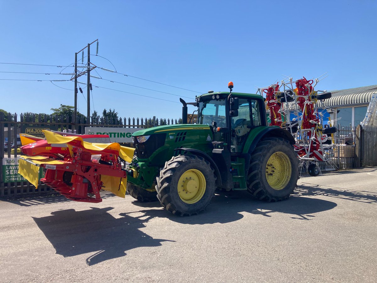 tallisamosgroup's tweet photo. 👍Big thanks to this Clarbeston Road dairy farmer on the purchase of a new @pottingeruk  front mower and mounted tedder. 

🍀 Novacat 301 Alpha Motion Pro &amp; ☘️ Hit V11100 mounted tedder

Thanks from all at #Narberth &amp; good luck with the season ahead 👍🤝

#mower #grass #grassland https://t.co/ZNVvA6p7hb