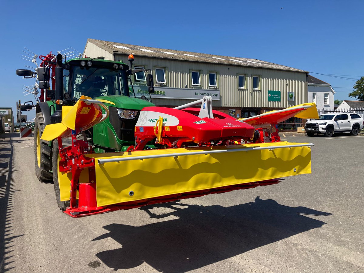 tallisamosgroup's tweet photo. 👍Big thanks to this Clarbeston Road dairy farmer on the purchase of a new @pottingeruk  front mower and mounted tedder. 

🍀 Novacat 301 Alpha Motion Pro &amp; ☘️ Hit V11100 mounted tedder

Thanks from all at #Narberth &amp; good luck with the season ahead 👍🤝

#mower #grass #grassland https://t.co/ZNVvA6p7hb