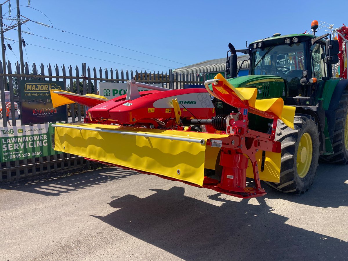tallisamosgroup's tweet photo. 👍Big thanks to this Clarbeston Road dairy farmer on the purchase of a new @pottingeruk  front mower and mounted tedder. 

🍀 Novacat 301 Alpha Motion Pro &amp; ☘️ Hit V11100 mounted tedder

Thanks from all at #Narberth &amp; good luck with the season ahead 👍🤝

#mower #grass #grassland https://t.co/ZNVvA6p7hb