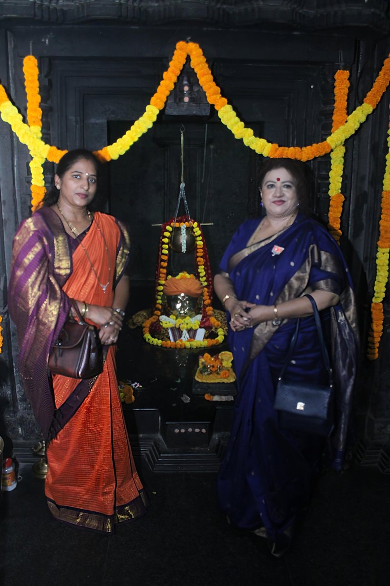 AdvSwatiShinde's tweet photo. 🚩 श्री क्षेत्र सिद्धगिरी कणेरी मठ येथे भगवान महादेवांचे दर्शन घेऊन आरती व जप करण्याचा पवित्र योग लाभला.
शेकडो वर्षांचा इतिहास लाभलेल्या या शिवक्षेत्रातील आध्यात्मिक वातावरणाने मन प्रसन्न झाले.
महादेवांच्या चरणी सर्वांच्या सुख, शांती, समृद्धी व उत्तम आरोग्यासाठी प्रार्थना केली. https://t.co/E8YVLs5Ks8