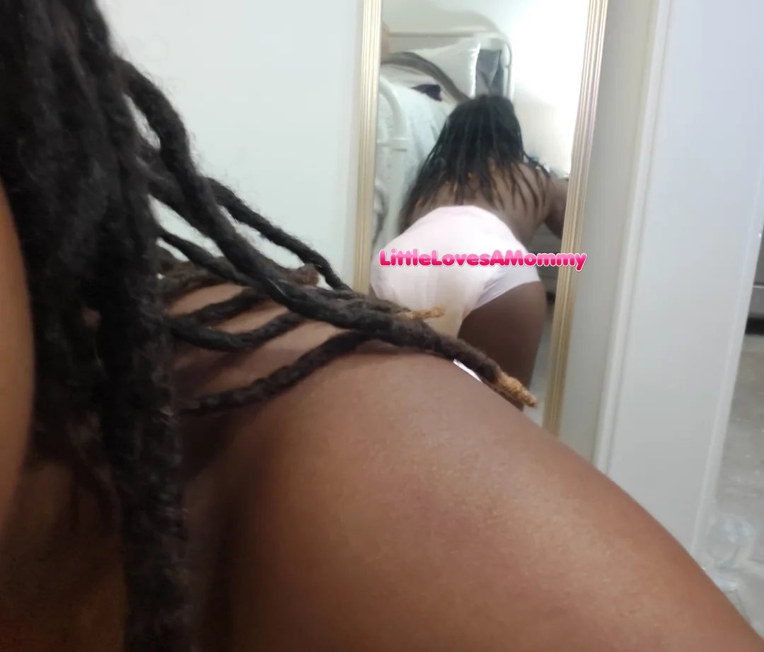 LittleAndMommy's tweet photo. Would you rather be standing in front of me, or behind me? 🤭😚 #abdl https://t.co/XxgGsvAnvX