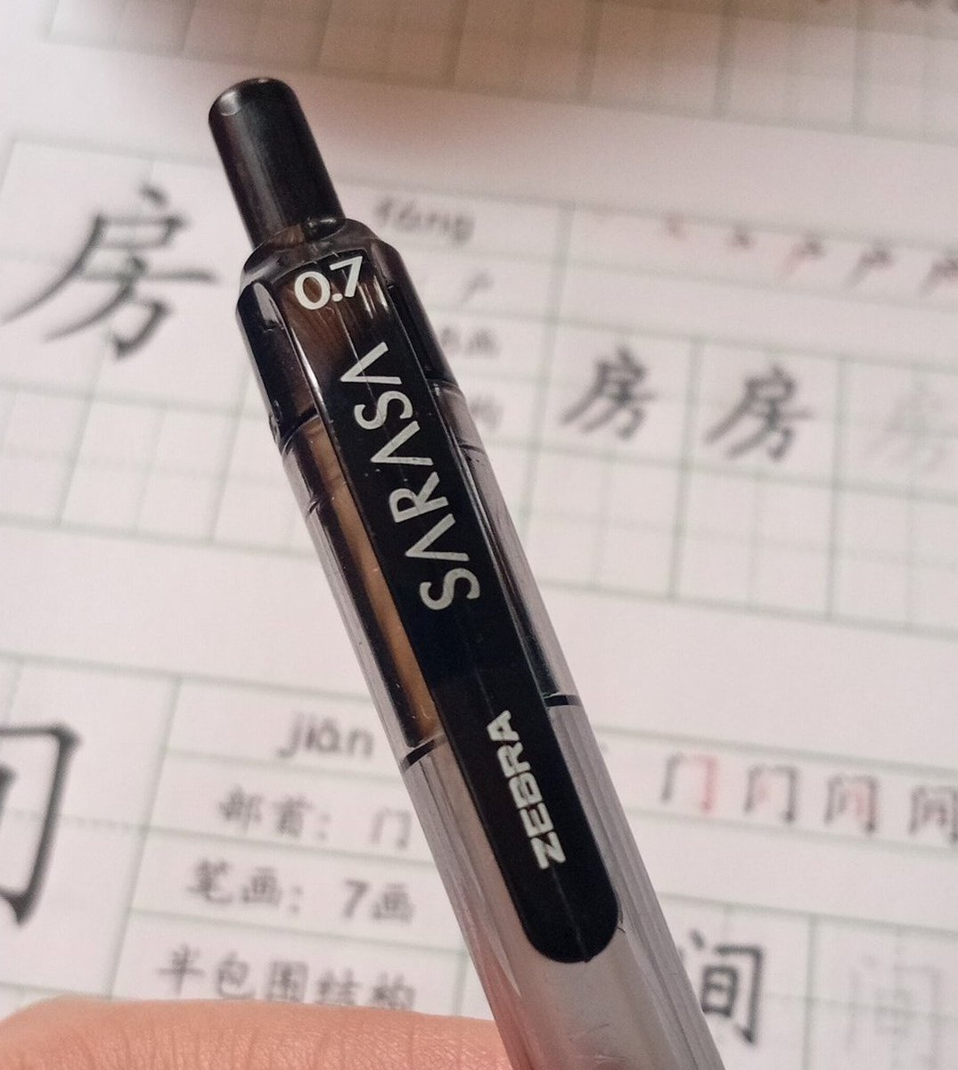 thisyuritopia's tweet photo. @sophybarty eu amo essa aqui de paixão, é mto boa pra escrever em chinês

já testei umas 10 canetas de gel mas nunca testei essa daí, vou salvar pra testar obg 🙂‍↕️ https://t.co/hSFrJ1Awwr