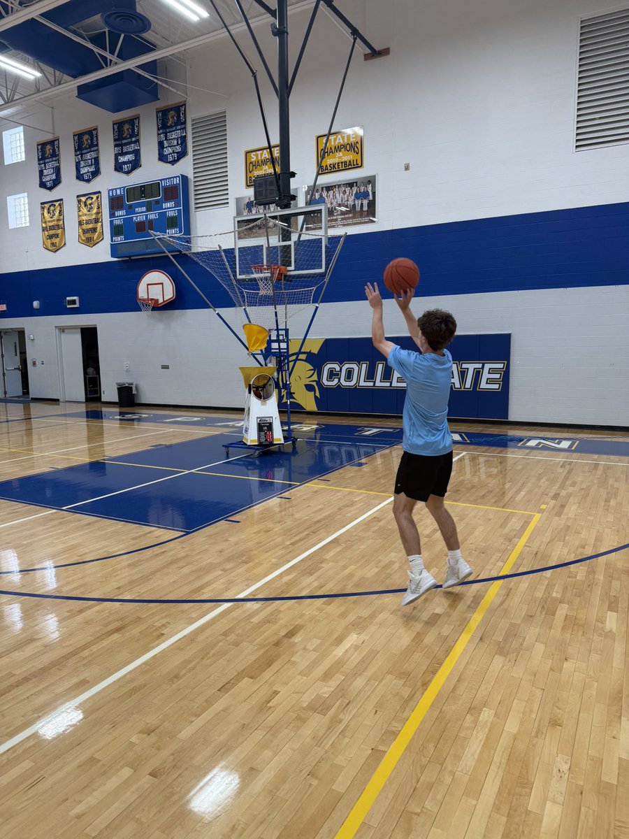 CollegiateHoops's tweet photo. Collegiate Hoops Summer Olympics is off and rolling this week. Blown away at the number of 300 clubs, skill sessions, workouts and even community service being done so far! https://t.co/0sY20NslGu