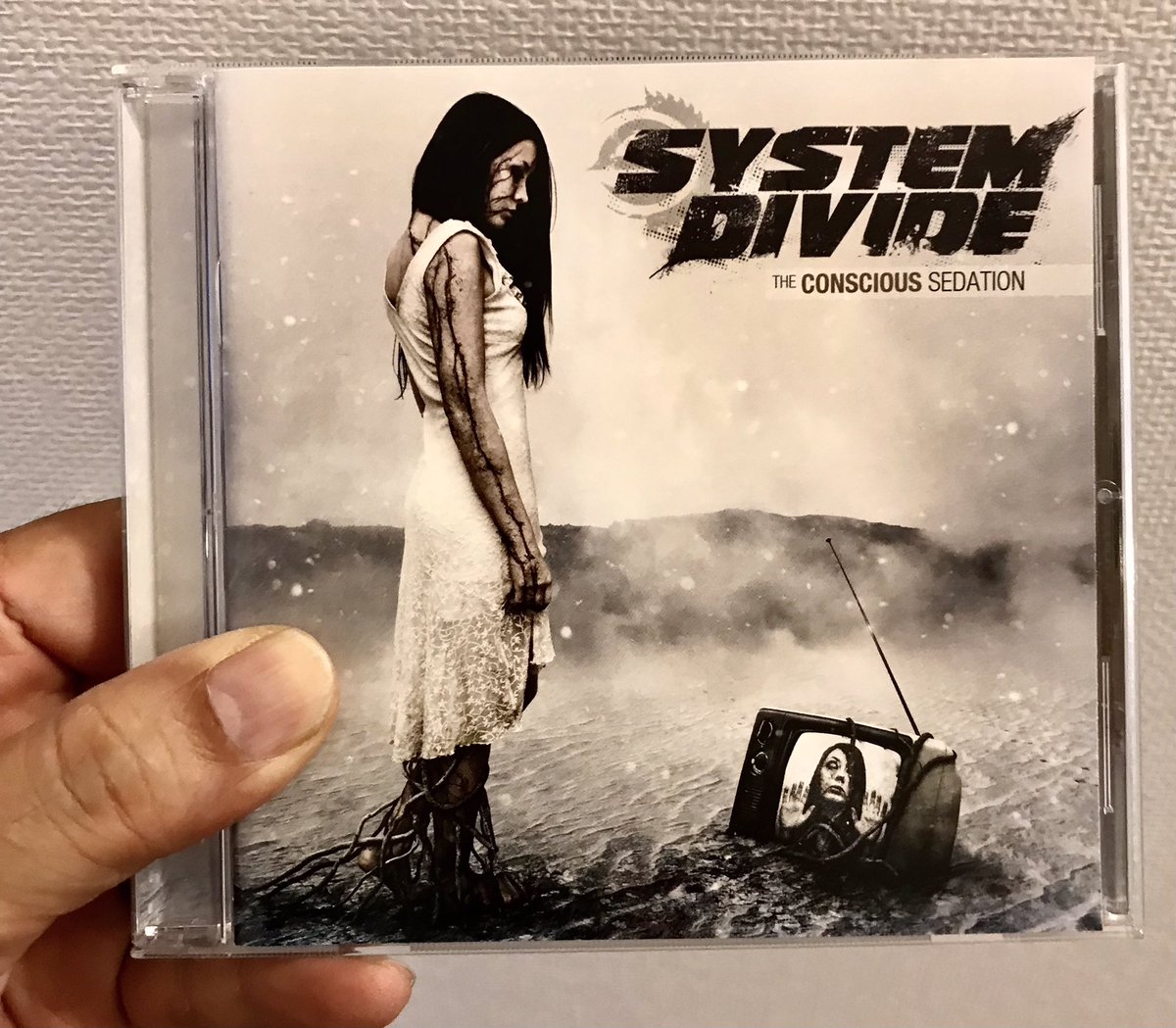 therion_madbias's tweet photo. #水辺にたたずむ者ジャケ貼ろうぜ
イスラエル産メタルコア …System Divideの1st…ベルギーのAbortedのVo参加による男女ツインVo…ゴシック的な美とアグレッシヴで劇的なサウンドアプローチに成功した傑作…2010年作品!
#SystemDivide…The Conscious Sedation
https://t.co/UsK5D0q16c https://t.co/QeH5F9xvVp