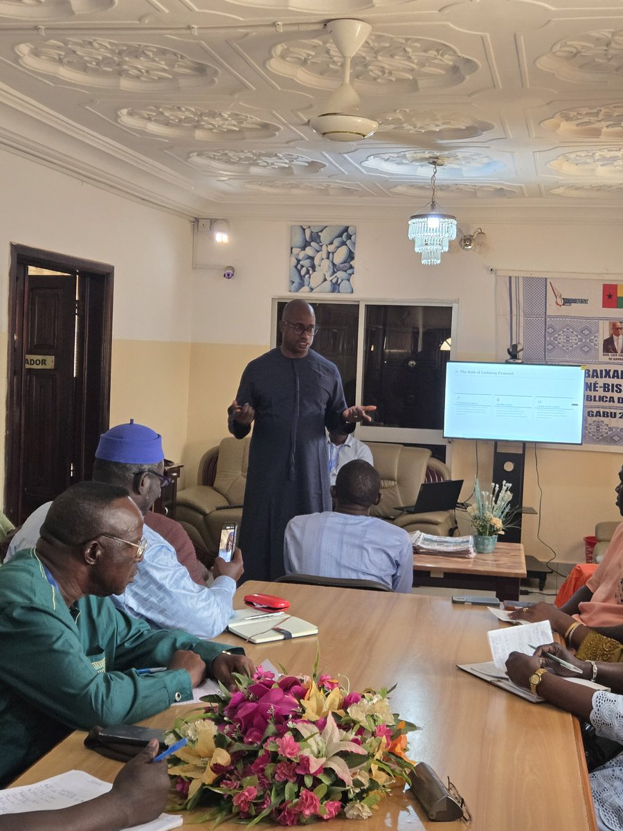 GuineBanjul's tweet photo. 🇬🇼🤝🇬🇲 A Embaixada da Guiné-Bissau na Gâmbia acolheu hoje uma visita de estudo de mestrandos em Relações Internacionais e Diplomacia da Universidade da Gâmbia (UTG). Sob a orientação do Embaixador Luís Camará de Barros, os estudantes debateram protocolo e negociações bilaterais. https://t.co/HzXdpDLymP