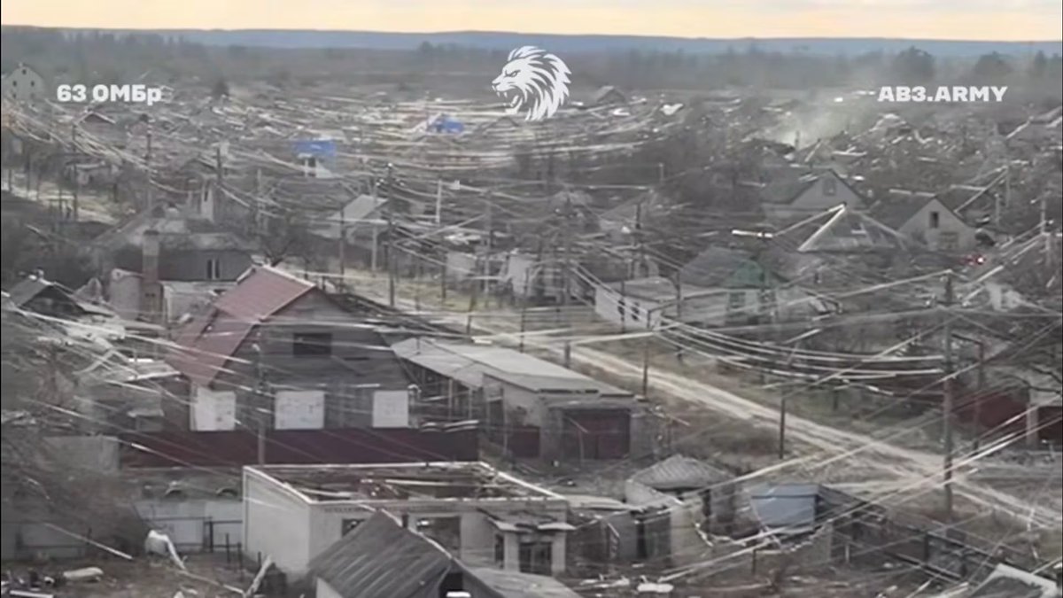SkotiVi's tweet photo. @b0newalljackson town in Ukraine spiderwebbed after heavy drone attacks

shit needs Geneva Convention level banishment https://t.co/132qFhEC0o