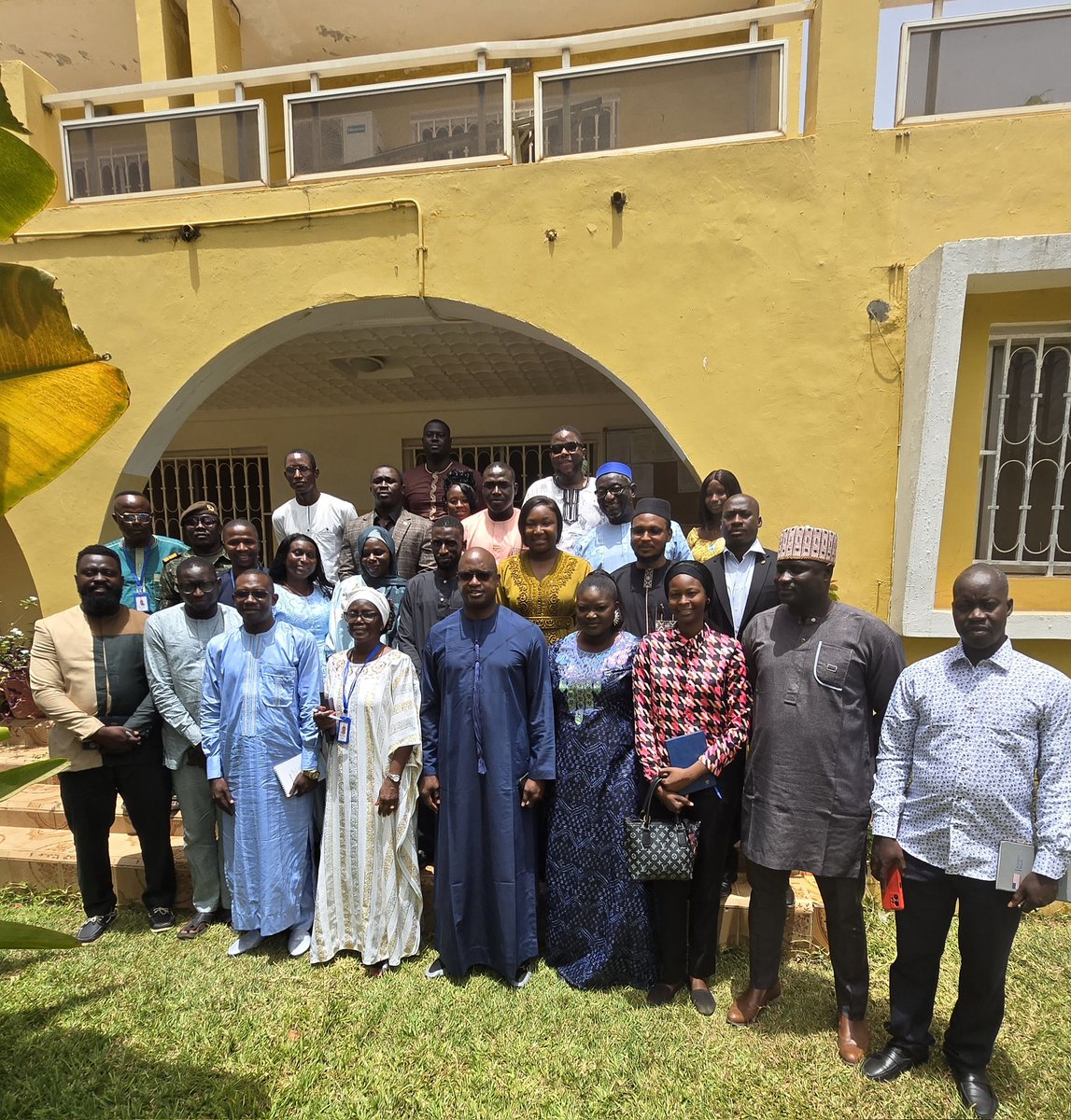 GuineBanjul's tweet photo. 🇬🇼🤝🇬🇲 A Embaixada da Guiné-Bissau na Gâmbia acolheu hoje uma visita de estudo de mestrandos em Relações Internacionais e Diplomacia da Universidade da Gâmbia (UTG). Sob a orientação do Embaixador Luís Camará de Barros, os estudantes debateram protocolo e negociações bilaterais. https://t.co/HzXdpDLymP