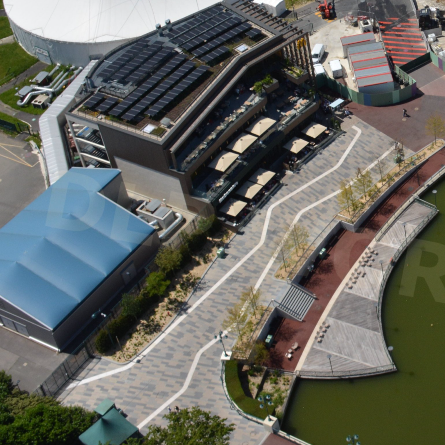 DiscoverMagicNL's tweet photo. 👀 Vanuit de lucht is goed te zien dat de wandelpaden, plantsoenen en bomen bij de nieuwe McDonalds in Disney Village zijn vernieuwd 🌳 Bekijk de 𝐠𝐫𝐨𝐨𝐭𝐬𝐭𝐞 𝐞𝐧 𝐦𝐨𝐝𝐞𝐫𝐧𝐬𝐭𝐞 𝐌𝐜𝐃𝐨𝐧𝐚𝐥𝐝𝐬 van Frankrijk in Disneyland Paris 👉 https://t.co/aHVhpQYFbF

📷 DLP Works https://t.co/O2JTOfAXTd