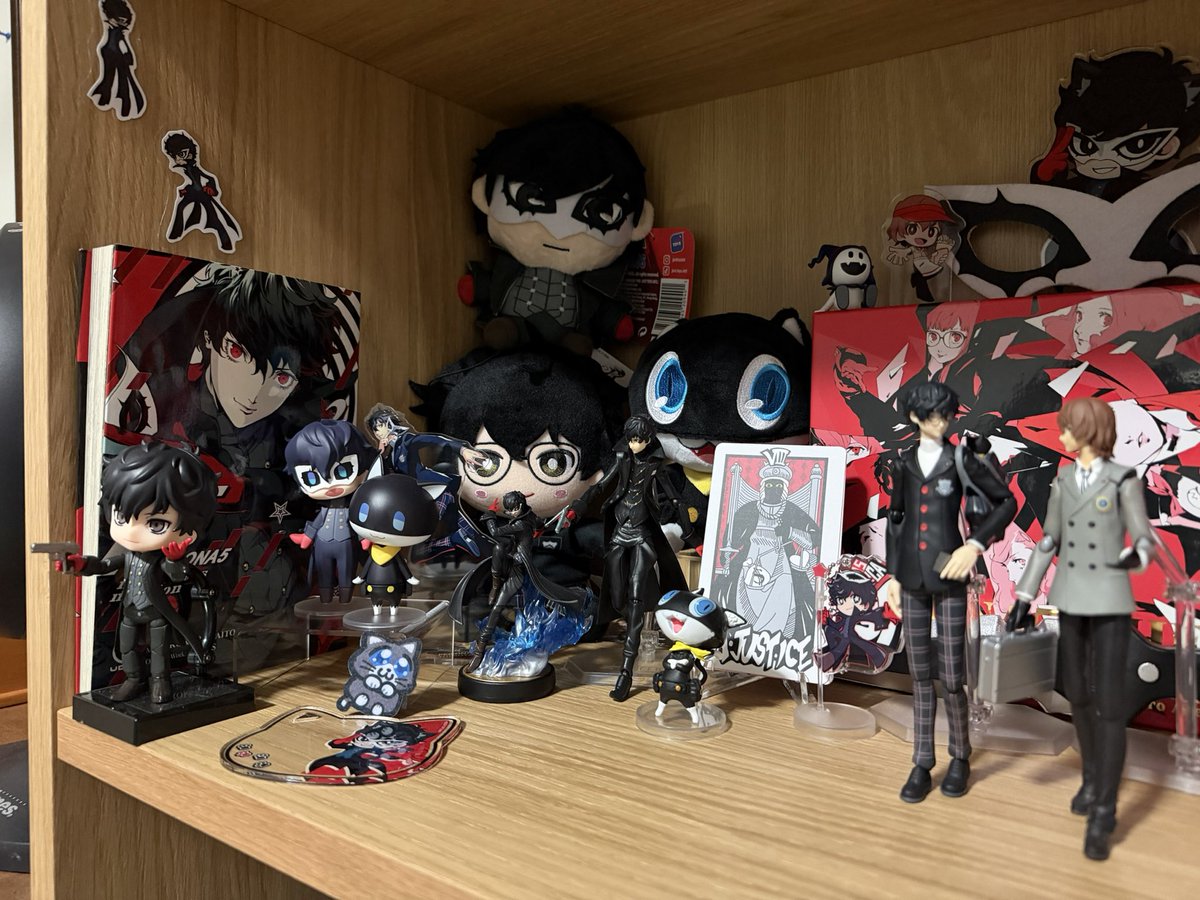 ZanderScander's tweet photo. @watchingthebob He fell off a while ago but thankfully it was while they were in my bag! I don’t wanna risk re-glueing and then Mona falling off somewhere I can’t find him… so now he lives on my persona shelf! https://t.co/jxaeRAJVmP