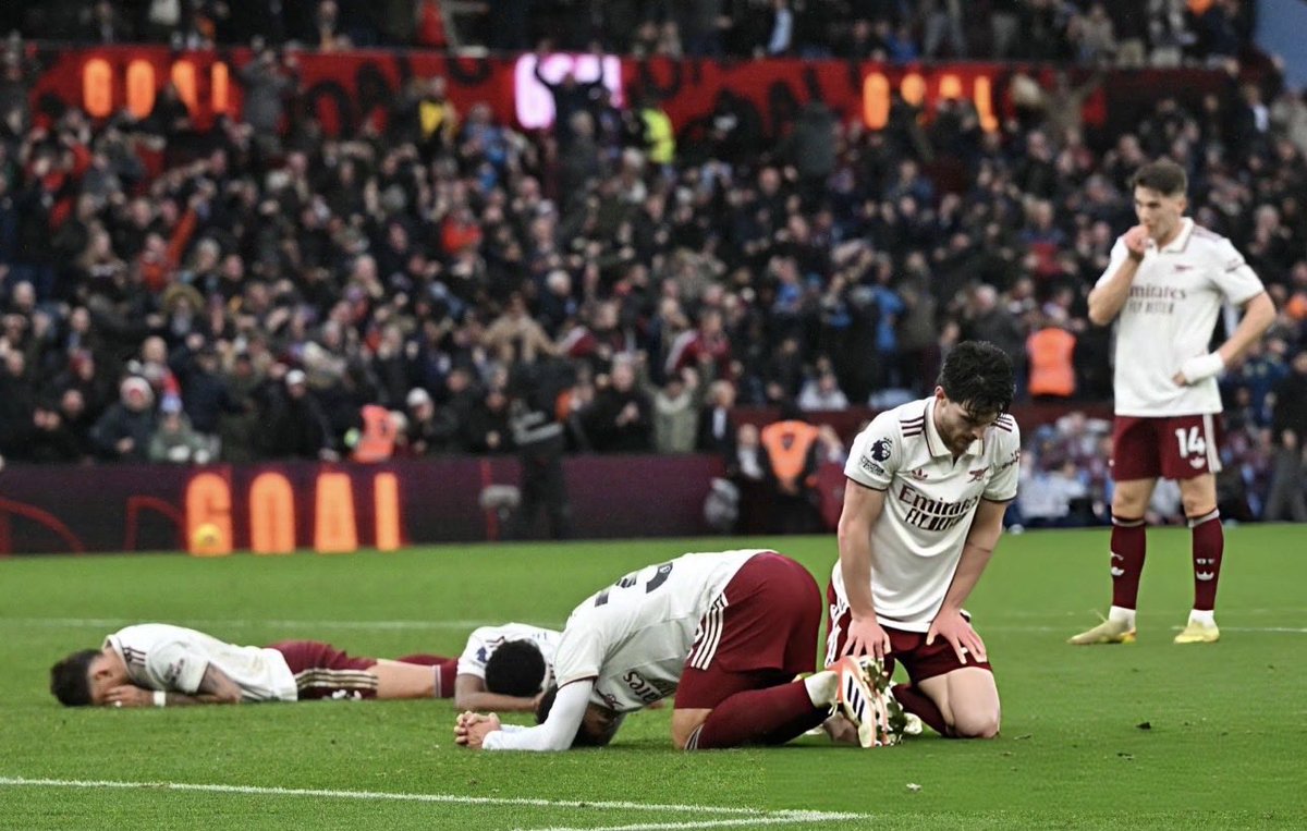 UPYOURARSENAL04's tweet photo. This was when we thought we had just missed the moment to win the Title

We won it by 7 point

Never Give up https://t.co/aiH7d2Q0mN