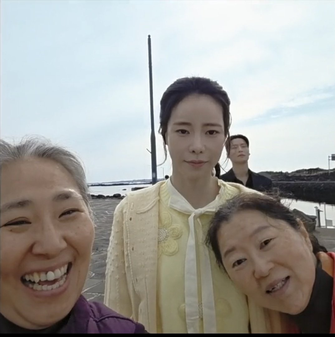 Ahens711's tweet photo. Shin seori and her watermark Cha segye 
#MyRoyalNemesisEP7 #MyRoyalNemesis https://t.co/z29rpYitt1