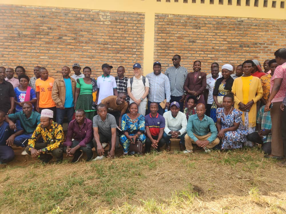 muramasector1's tweet photo. Uyumunsi mu murenge wa Murama habaye inama y'abagize umuryango TUYAKORESHENEZA RUKIZI,akaba ari umuryango ushinzwe kubungabunga imiyoboro no gusaranganya amazi akoreshwa mubuhinzi bw'umuceri no mumirima irihafi y'ayo mazi.
@NgomaDistrict https://t.co/3aDTM0Ss6L