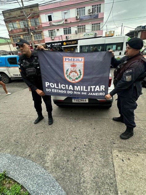 FW_NEWSS's tweet photo. 🚨 FLAGRANTE | Há pouco, policiais do #BPVE prenderam dois criminosos em flagrante, durante abordagem realizada na Av. Brasil, altura de Barros Filho. Na ação, um revólver e um bloqueador de sinal (Jammer) foram apreendidos e um veículo roubado recuperado. https://t.co/EMlXyzbpTb