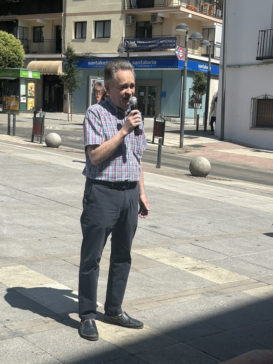 PSMostoles's tweet photo. 🎈Hoy, junto a @AMDEMostoles, en el #DíaMundialdelaEM, reconociendo la gran labor que realizan apoyando cada día a las personas con esclerosis múltiple y a sus familias.

Más apoyo, más recursos y más investigación para mejorar la vida de quienes conviven con esta realidad. https://t.co/5jaHHUDDxQ