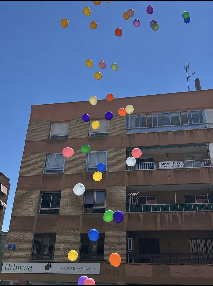 PSMostoles's tweet photo. 🎈Hoy, junto a @AMDEMostoles, en el #DíaMundialdelaEM, reconociendo la gran labor que realizan apoyando cada día a las personas con esclerosis múltiple y a sus familias.

Más apoyo, más recursos y más investigación para mejorar la vida de quienes conviven con esta realidad. https://t.co/5jaHHUDDxQ